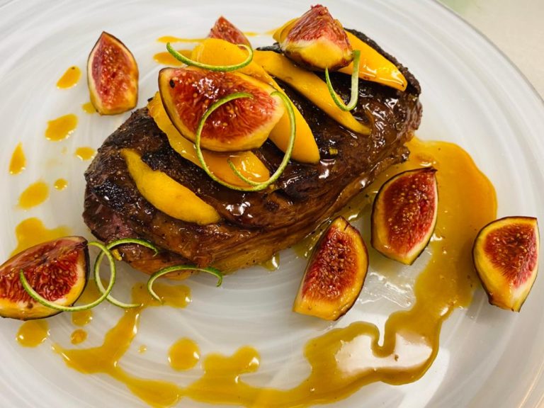 Magret de pato con salsa de naranja, melocotones e higos