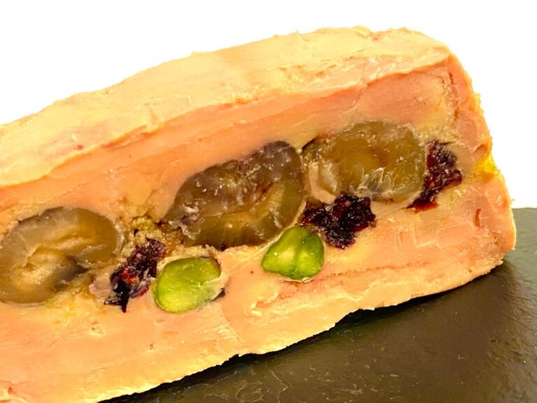 Terrina de foie gras con castañas, pistachos y pasas de Corinto