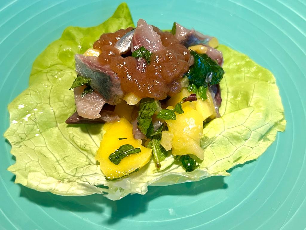 Ssam de sardina ahumada, mango, menta y chutney de pera
