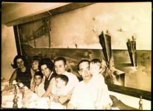 Restaurante la Cala año 1969. Mi madre en el fondo y mi padre que me sostiene en sus brazos, y nuestros primos de Els Monjos.