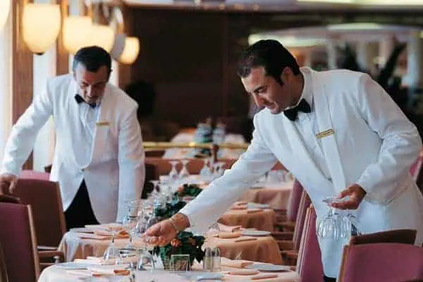 Camareros preparando un servicio de mesa